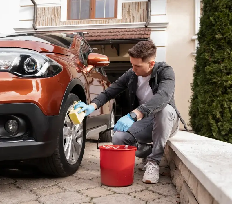 Lavage auto à domicile Guitera-les-Bains : professionnel intervenant sur un véhicule